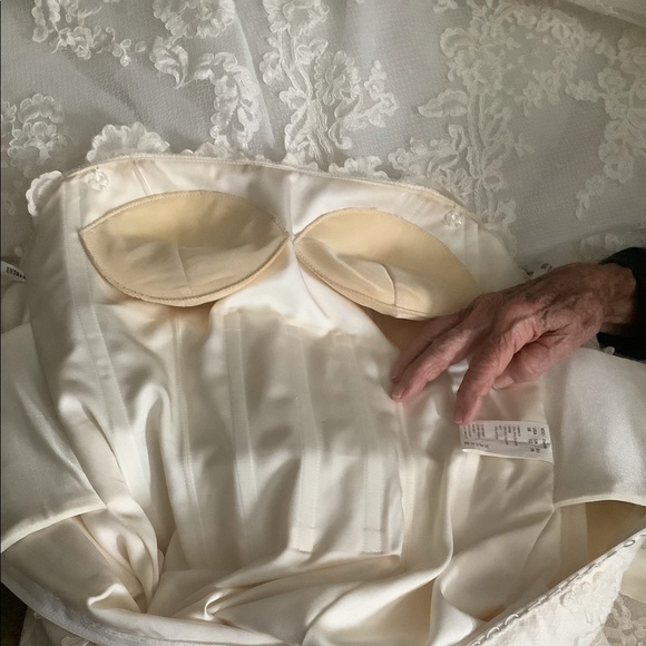 Enzoani Dakota wedding dress belt & veil included - Picture 16 of 16